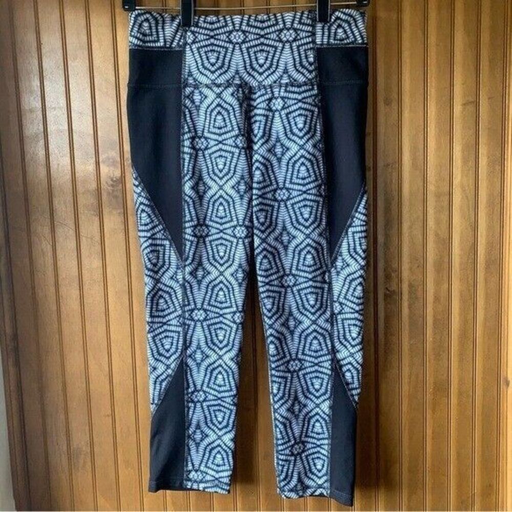 Athleta Women Small Capri Black and white Geometric leggings- Women Sz Small